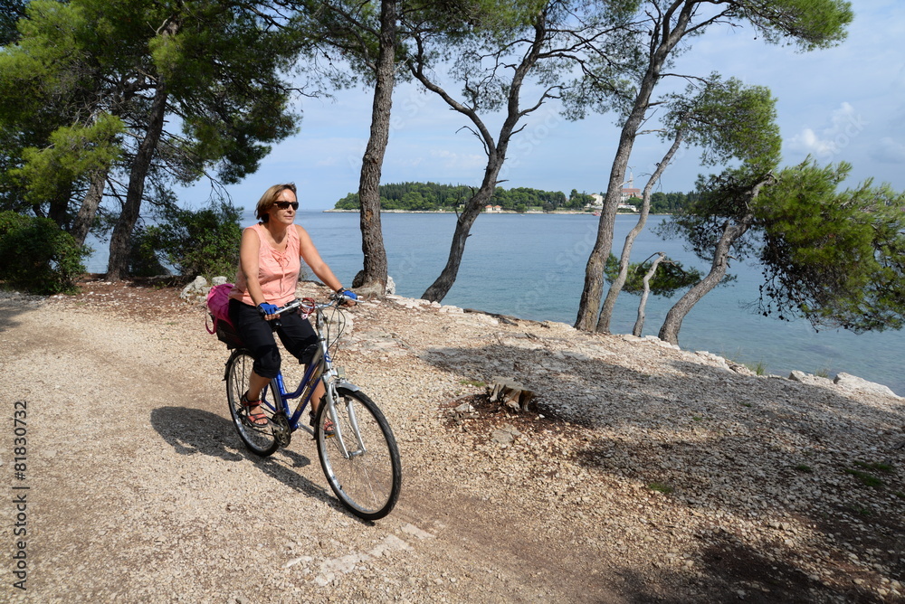 Fototapeta premium Radfahrerin bei Rovinj