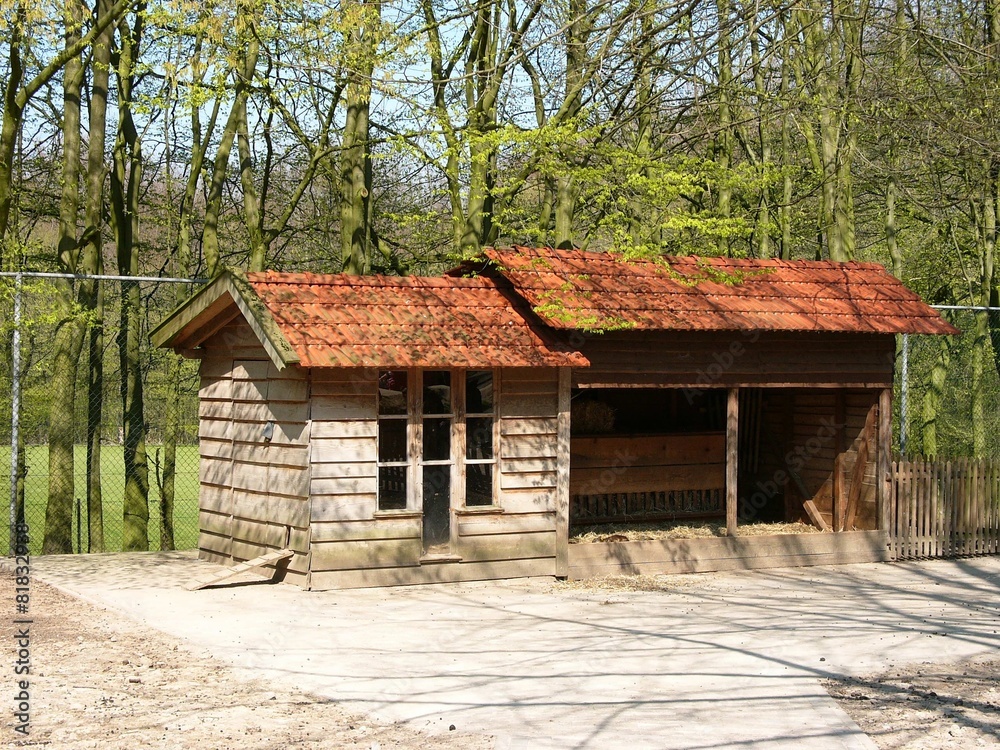 Alter Unterstand Aus Holz Mit Schuppen Im Fr hling Bei Sonnenschein Im Alter Unterstand Aus Holz Mit Schuppen Im Fr hling Bei Sonnenschein Im
