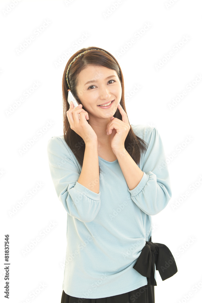 スマートフォンを持つ女性 スマートフォンを持つ女性