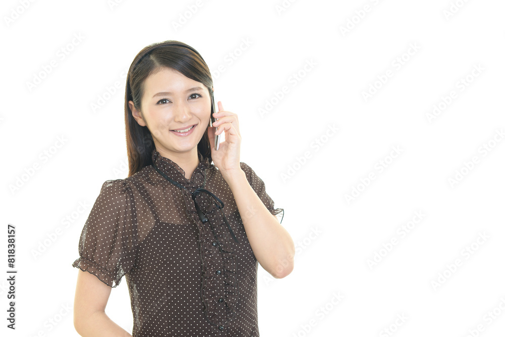 スマートフォンで会話中の女性 スマートフォンで会話中の女性