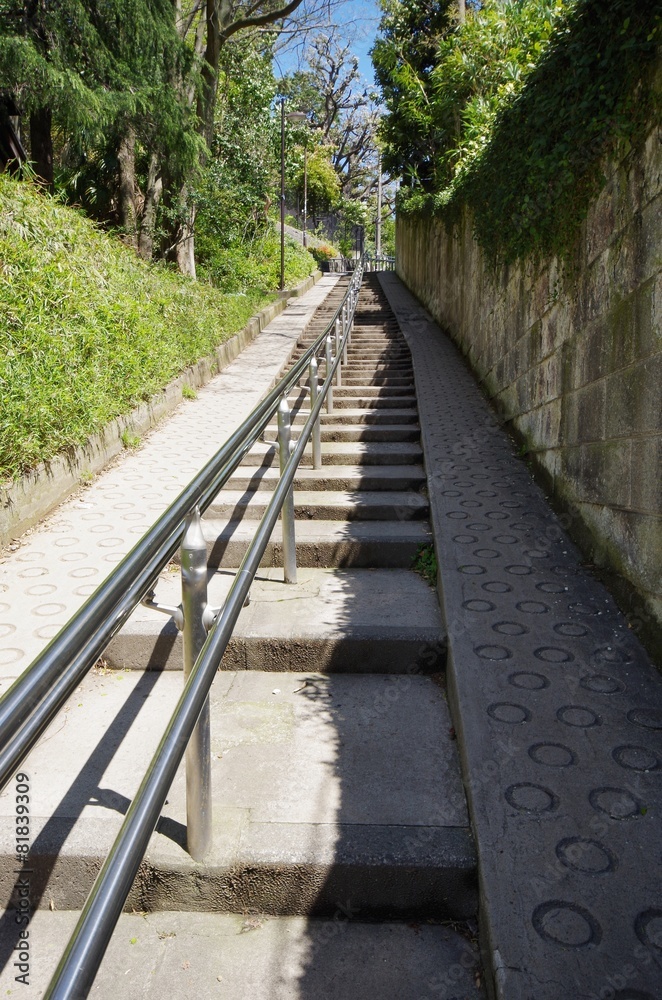 スロープのある階段の道