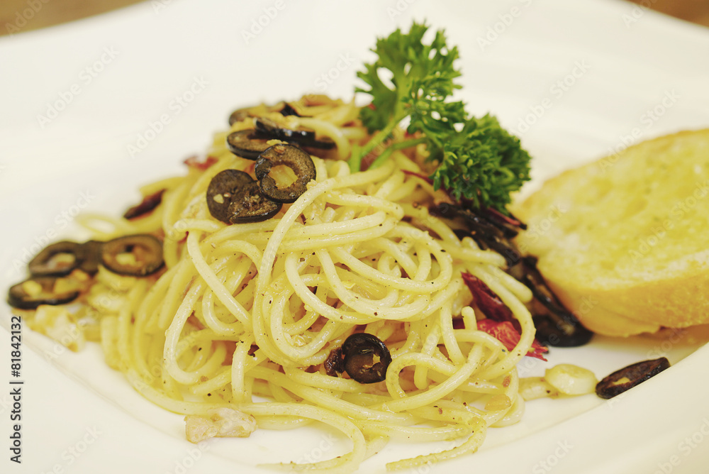 Olive spaghetti aglio olio with chili and garlic bread