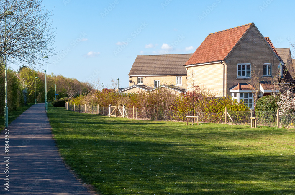 Fototapeta premium Nowoczesne domy i ścieżka w wiejskim Suffolk, Bury St Edmunds w Wielkiej Brytanii