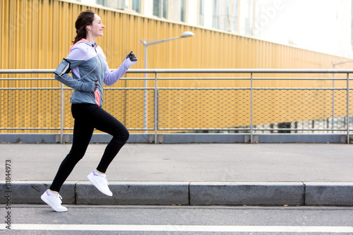 Young attractive woman running downtown © Production Perig