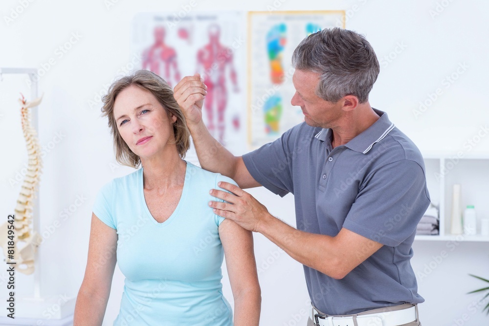 Obraz premium Doctor massaging his patient shoulders