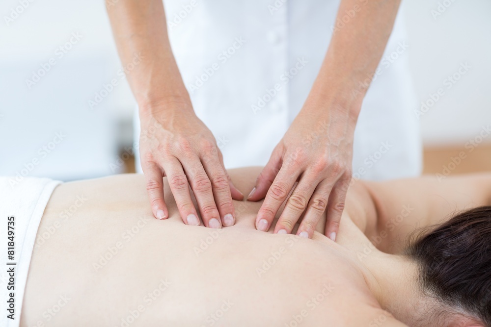 Fototapeta premium Fizjoterapeuta wykonuje masaż pleców