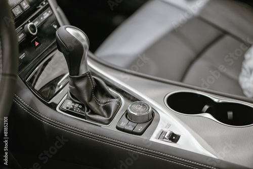 Gear stick with multimedia console © snvv