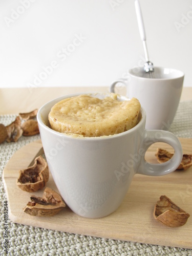 Mug Cake mit Walnüssen aus der Mikrowelle photo