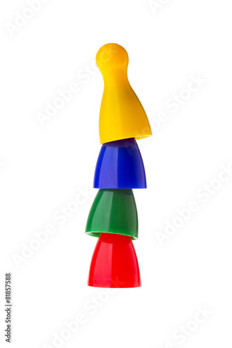 Gestapelte Spielfiguren in vier verschiedenen Farben.