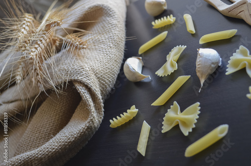 Pasta, grano e aglio photo