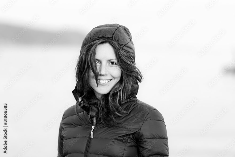 Naklejka premium portrait of a beautiful girl in front of the sea b&w