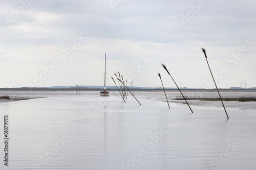 Auslaufendes Boot im Küstenpriel photo