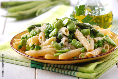 piatto vegetariano - pasta con fave, piselli e asparagi