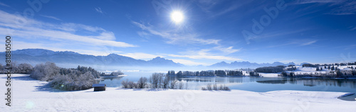 Panorama Winterlandschaft in Bayern mit Forggensee und Alpen