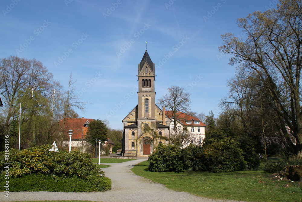 Ein Klostergarten mit einer Kapelle