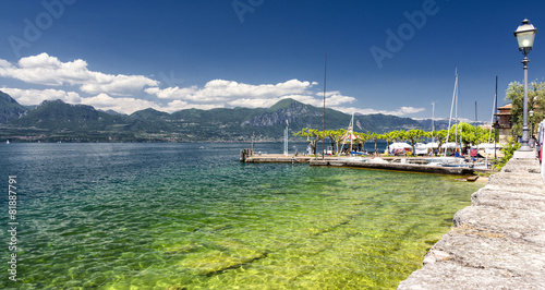 Obraz na płótnie High mountains and sailing boat on the Lake Garda w salonie