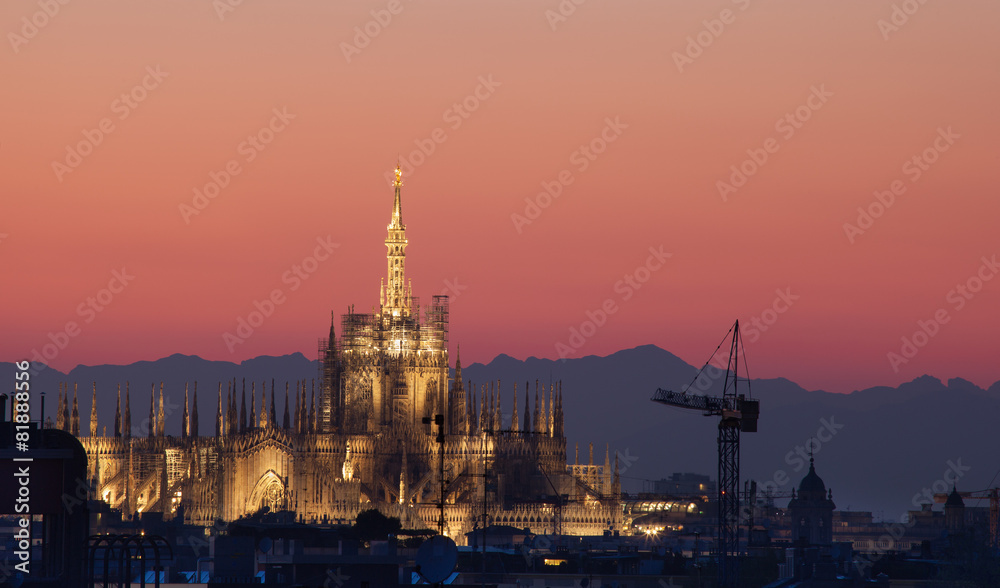 Duomo di Milano al tramonto rosa