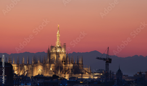 Duomo di Milano al tramonto rosa