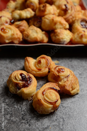 Puff pastry appetizer with fruity marmalade © Piotr Tomicki