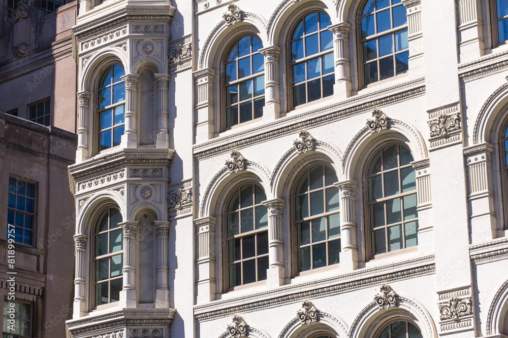 Obraz premium Sunshuny windows of old architectural buldings