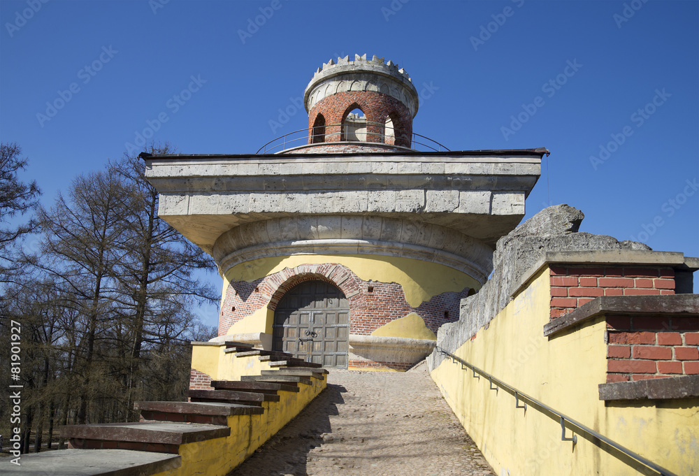 Fototapeta premium У вершины Башни-руины весенним днем. Царское Село