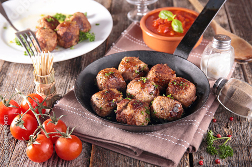grilled meatballs and tomato