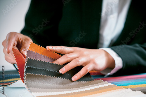Billede på lærred Woman checking fabric color swatches
