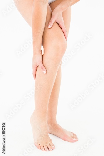 Natural woman with knee pain © WavebreakMediaMicro