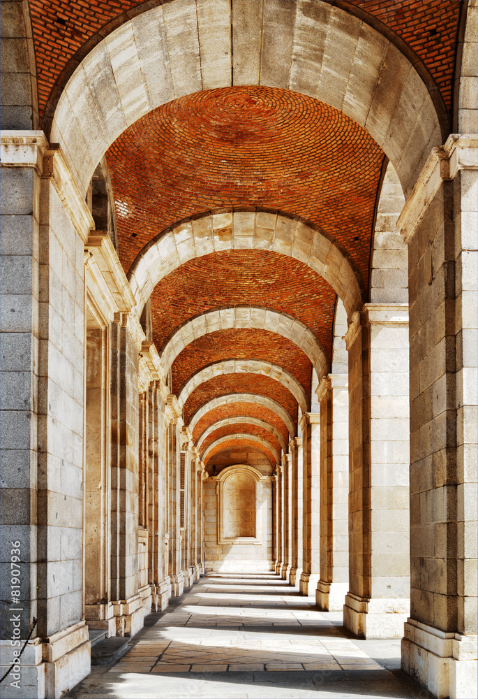Obraz premium The passage with arches and columns to the Royal Palace of Madri