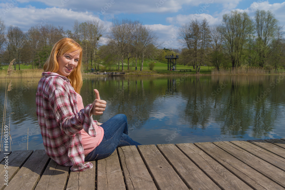 Fototapeta premium Daumen hoch am See