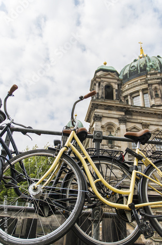 Bicicletas aparcadas frente a la Catedral de Berlín, Alemania. photo