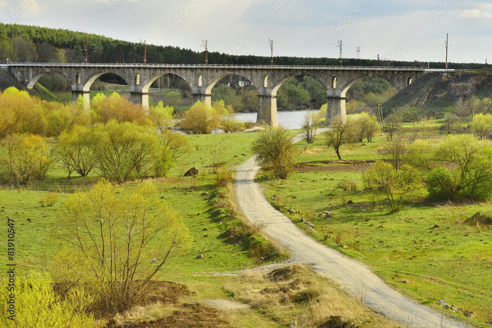 Железнодорожный мост через реку