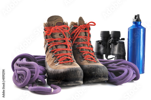 chaussures de randonnée et équipement de montagne photo