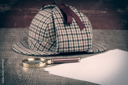 Sherlock Hat and magnifying glass