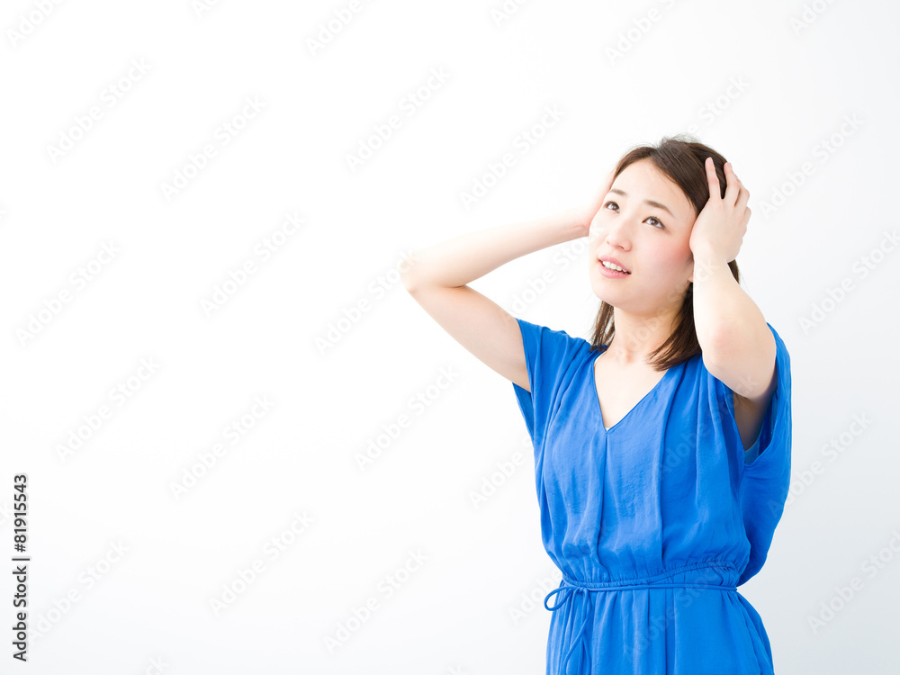 頭を抱える若い女性