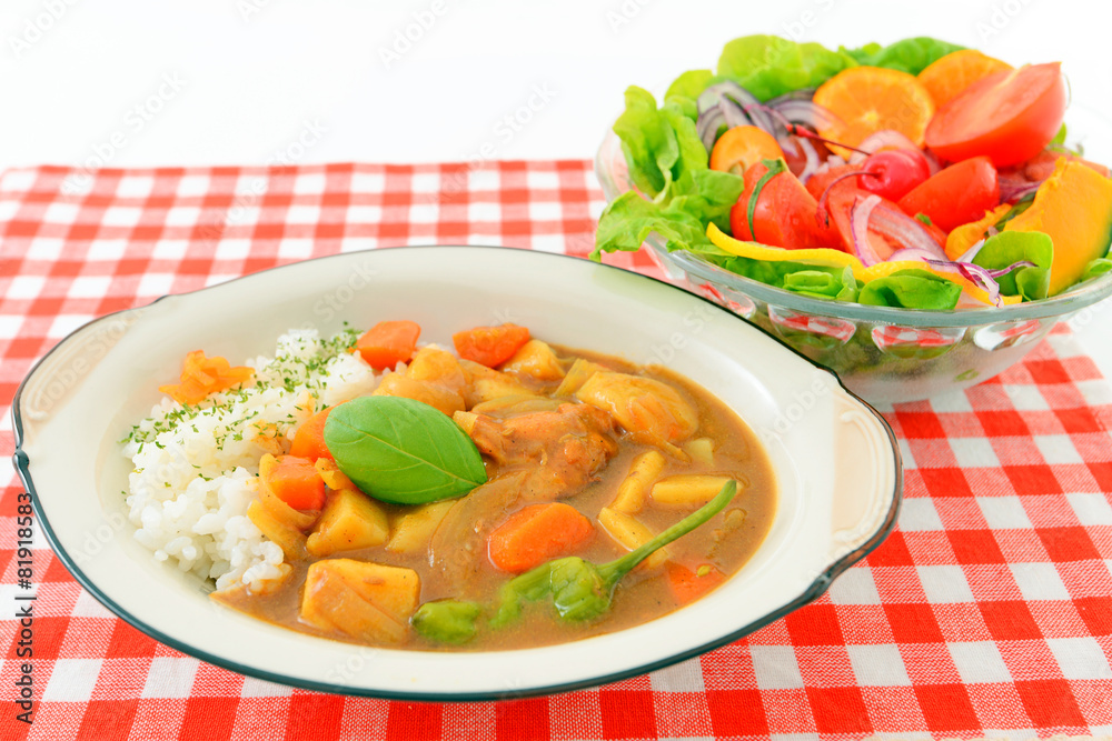 おいしそうなカレーライスとサラダ おいしそうなカレーライスとサラダ