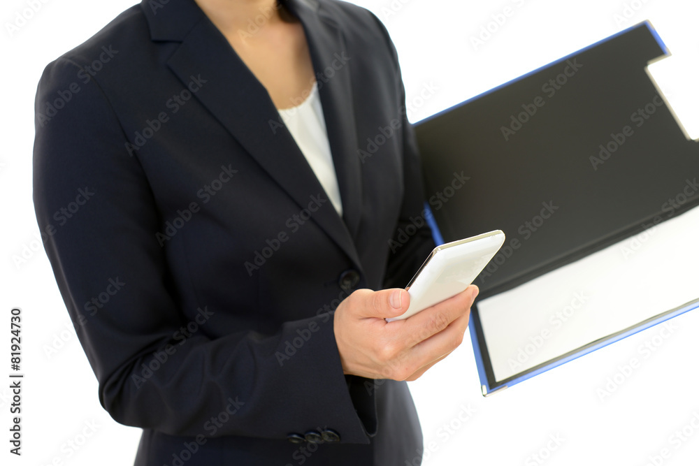 スマートフォンを持つ女性