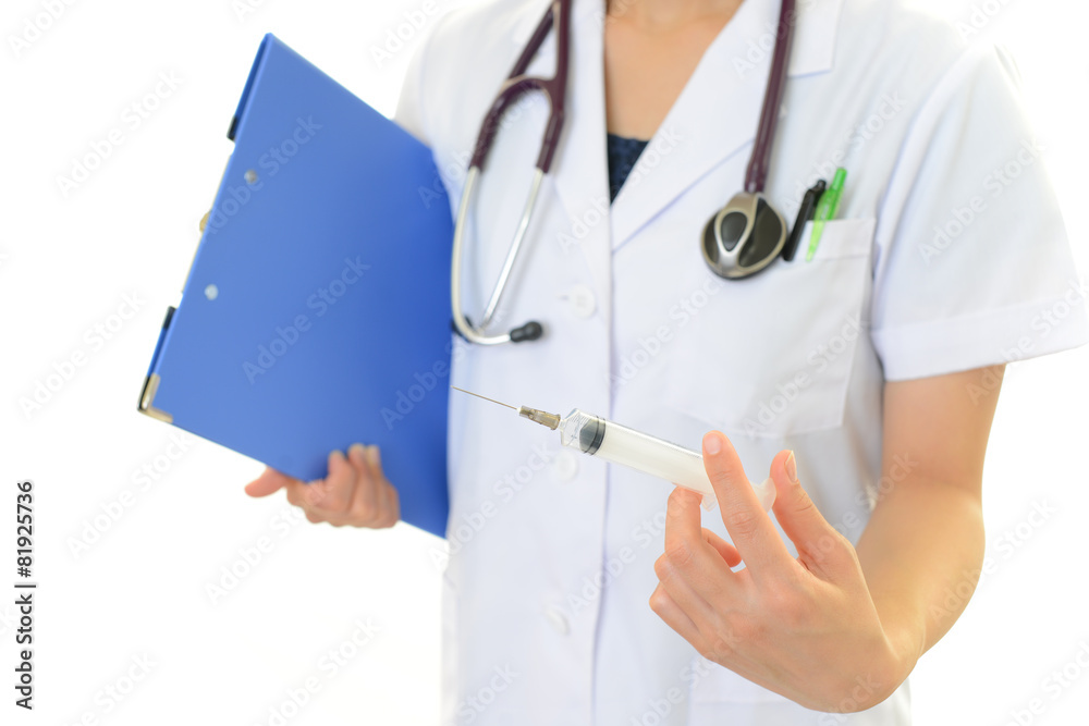 注射器を持つ医師