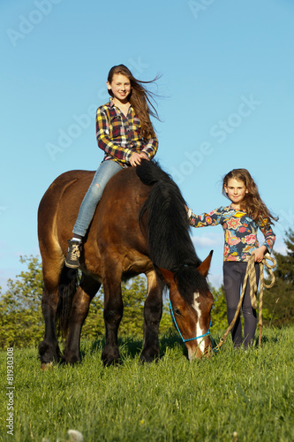 2 Schwestern mit Pferd