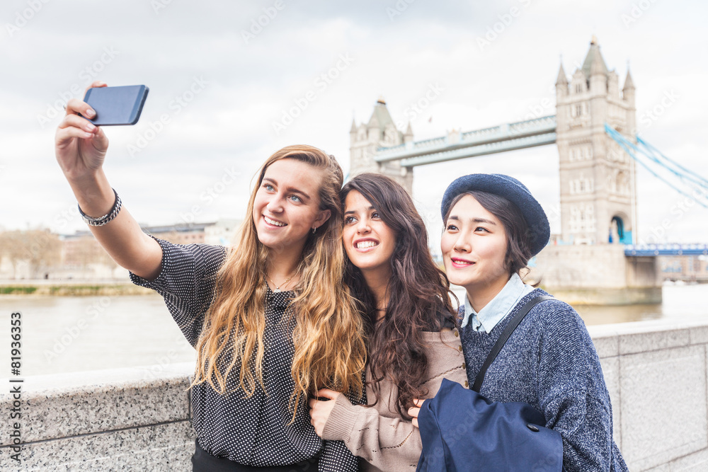 Naklejka premium Wielorasowa grupa dziewcząt robiących selfie w Londynie