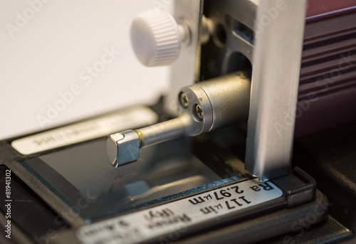 Fotografía calibration surface roughness tester machine with gage block