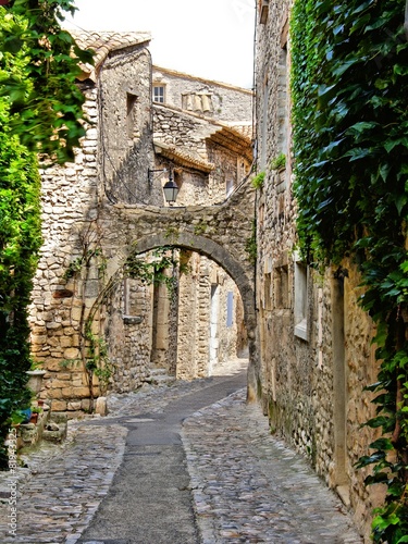 Fototapeta Piękna łukowata brukowiec ulica, Provence, Francja
