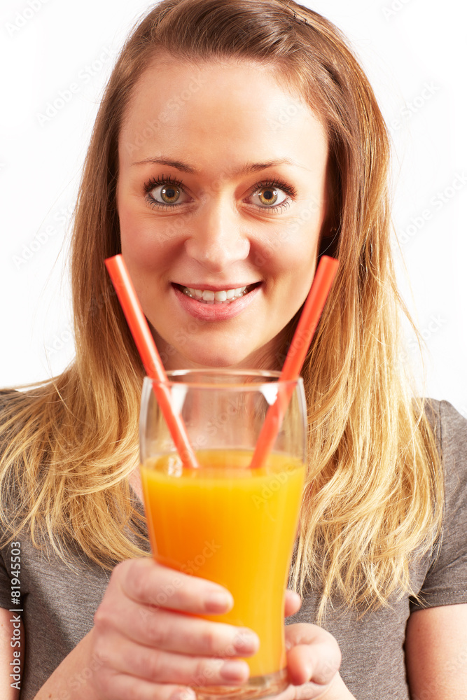 Junge huebsche Frau mit Orangen Frucht Junge huebsche Frau mit Orangen Frucht