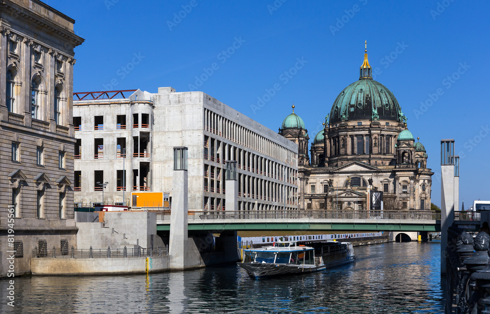 Rohbau des Berliner Stadtschlosses mit Dom im Hintergrund