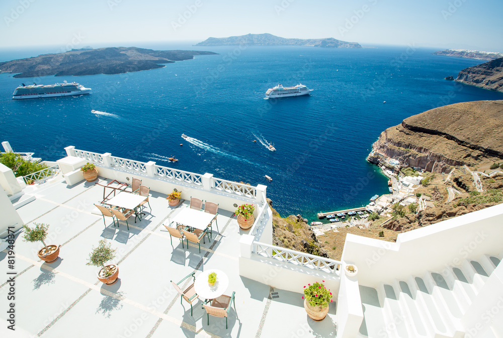 Fototapeta premium biały dach i liniowiec na Santorini w Grecji
