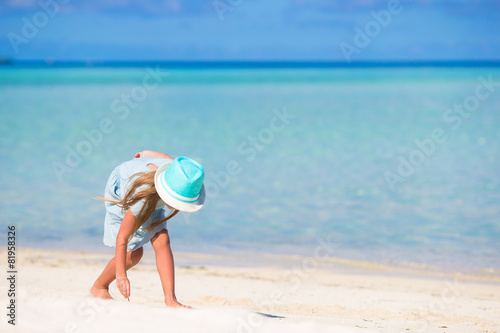 Adorable happy smiling little girl in hat on beach vacation © travnikovstudio