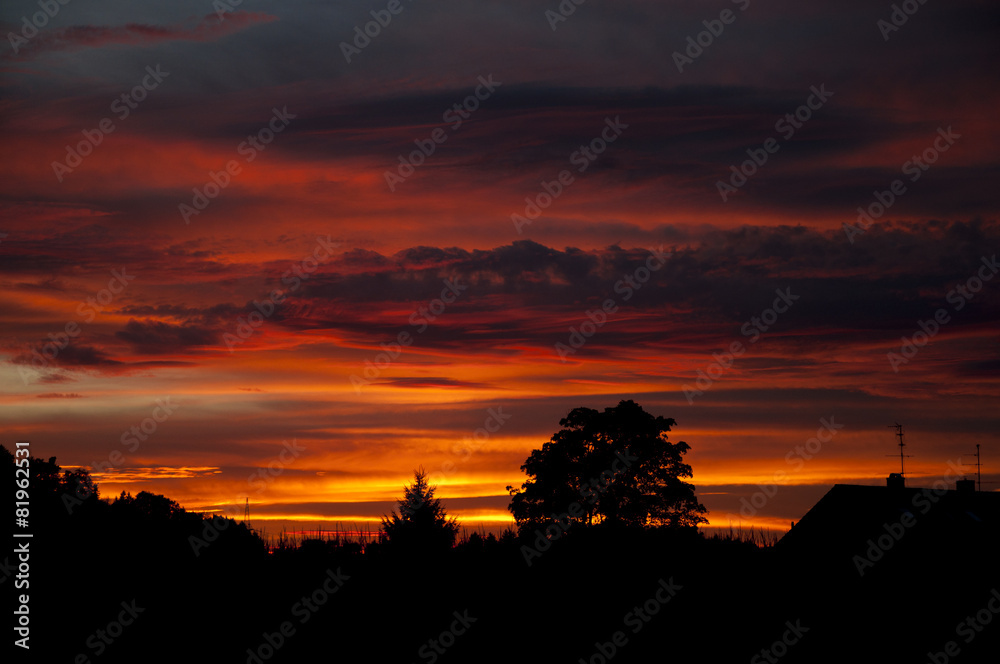Sonnenauf/-untergang über Stadt und Wald Sonnenauf/-untergang über Stadt und Wald