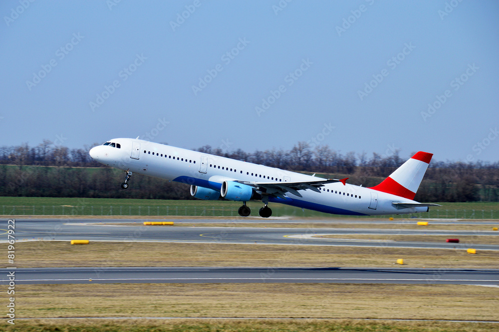 Aufsteigendes Passagierflugzeug mit Düsenantrieb Aufsteigendes Passagierflugzeug mit Düsenantrieb