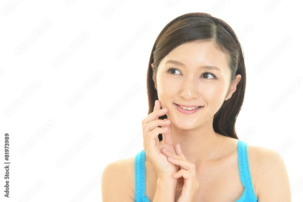 スキンケアをする女性 スキンケアをする女性