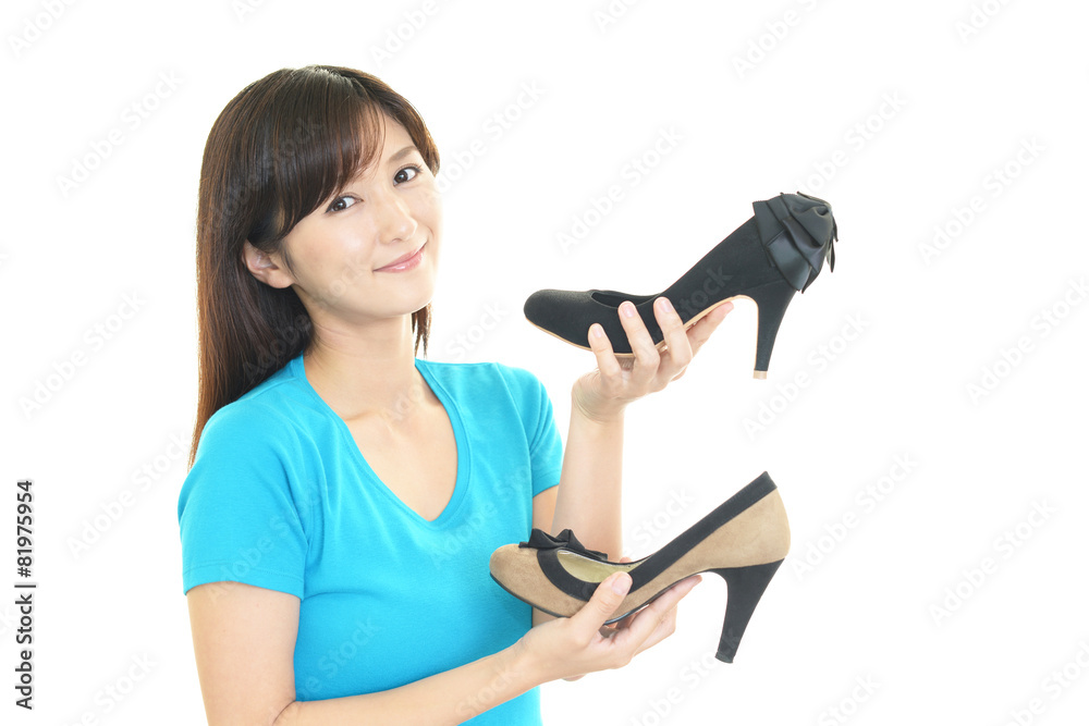 靴を持つ女性 靴を持つ女性